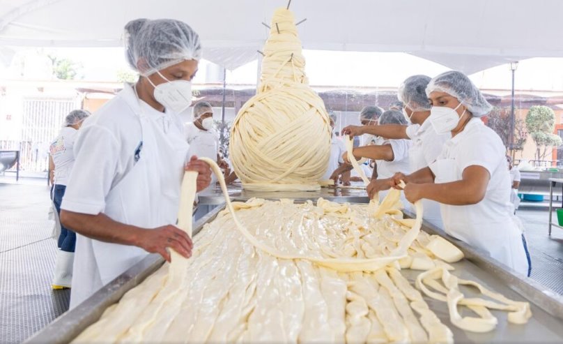 Entra Oaxaca a los Récord Guinness con la pieza de quesillo más grande del mundo