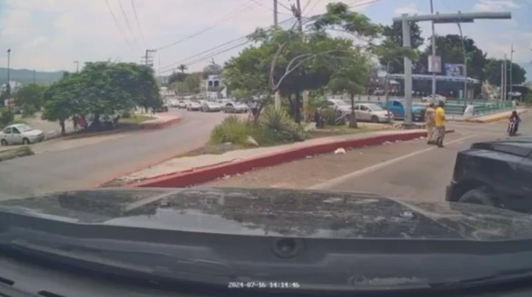 Captan el momento en que despojan a hombre de su camioneta en Chiapas