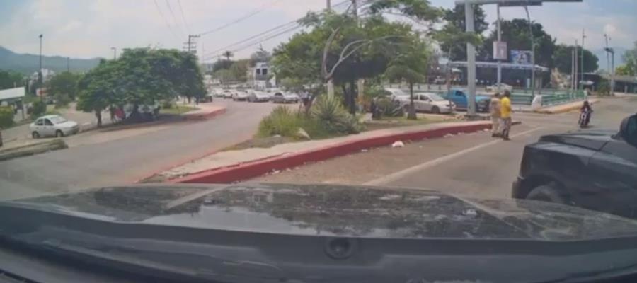 Captan el momento en que despojan a hombre de su camioneta en Chiapas