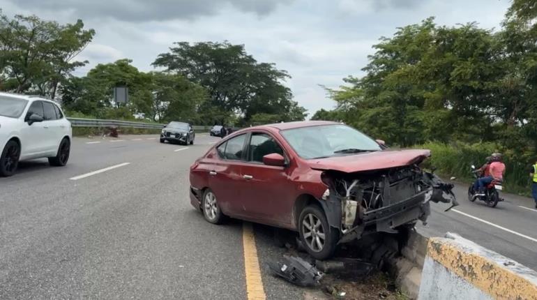 Abandonan auto accidentado contra muro de contención en la Villahermosa-Teapa