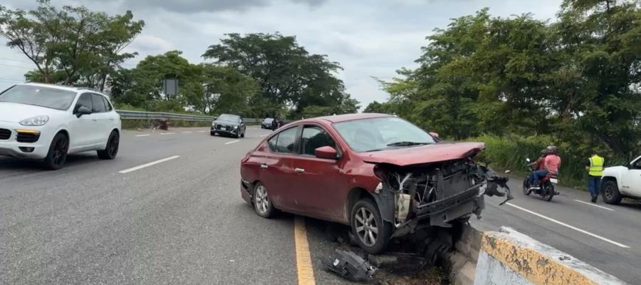 Abandonan auto accidentado contra muro de contención en la Villahermosa-Teapa