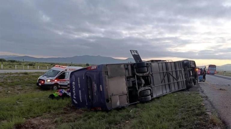 Mueren 8 personas en volcadura de autobús en Galeana, Nuevo León