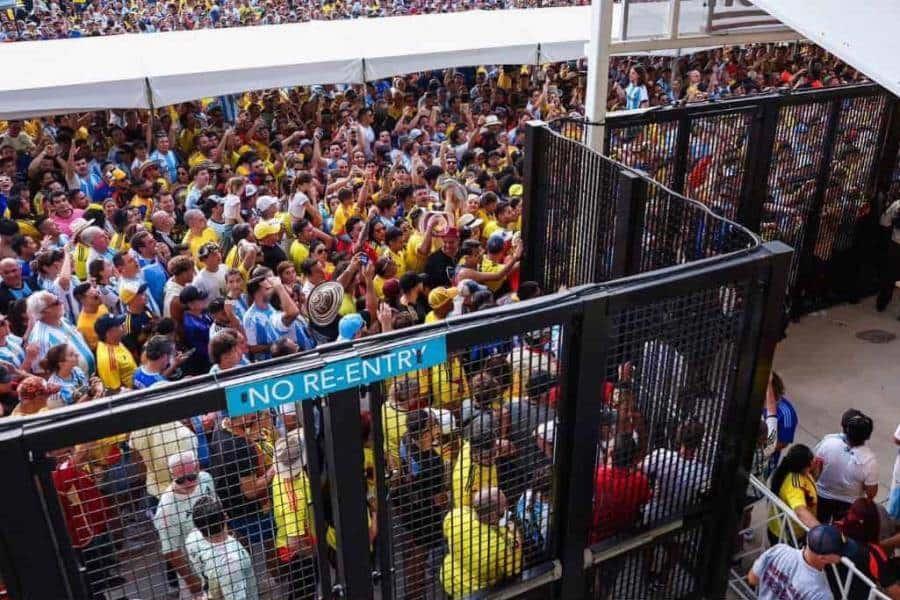 Aficionados demandan a Conmebol y Hard Rock Stadium por no poder acceder a pesar de tener boleto