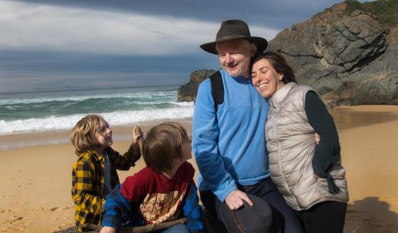 Reaparece Assange en playa de Australia junto a su familia