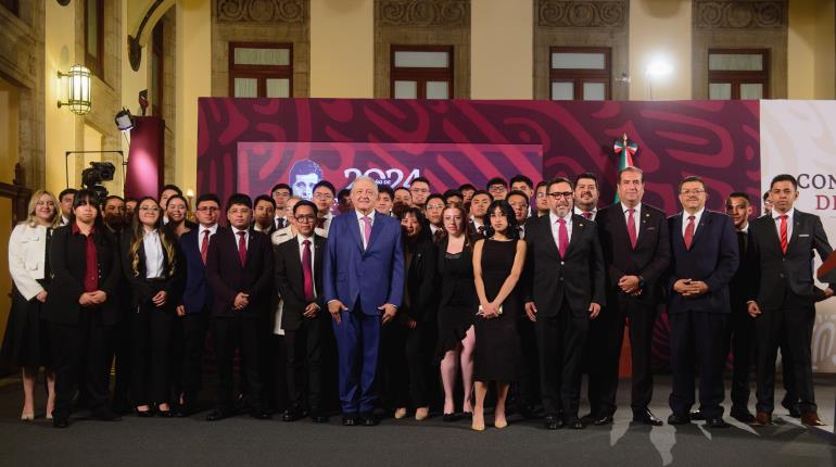 Obrador recibe a primeros ingenieros ferroviarios graduados del IPN