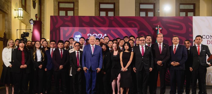 Obrador recibe a primeros ingenieros ferroviarios graduados del IPN