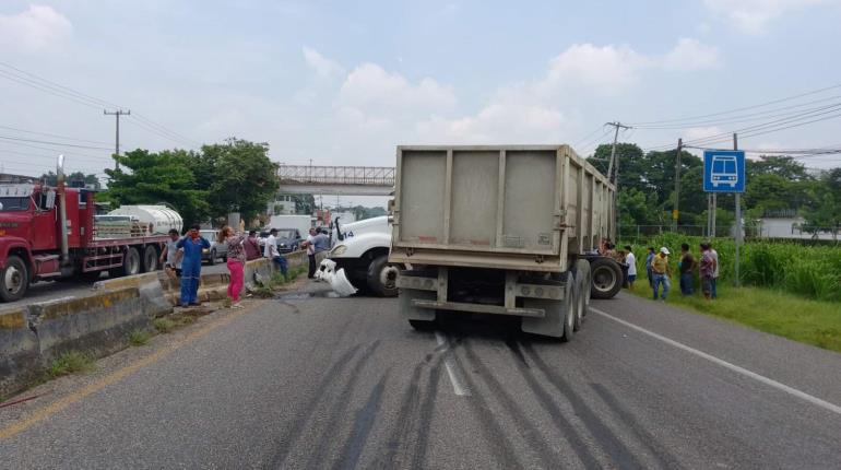 Motociclista termina bajo góndola tras accidente en la Villahermosa – Teapa... y sobrevive