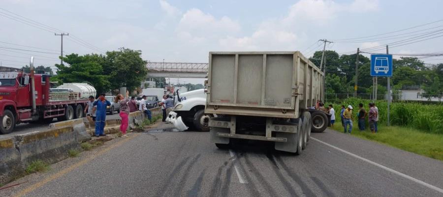 Motociclista termina bajo góndola tras accidente en la Villahermosa – Teapa... y sobrevive