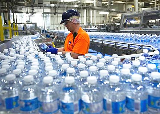 Acusan a Nestlé de vender agua contaminada con heces