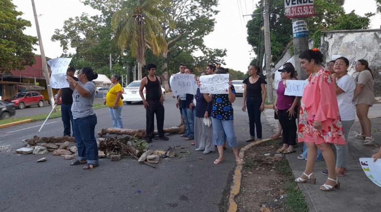 Vecinos del Fraccionamiento Palmitas bloquean Méndez por falta de agua