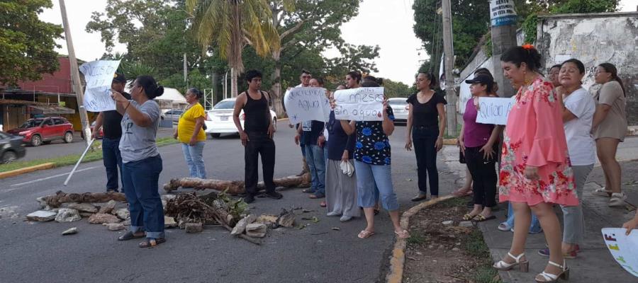 Vecinos del Fraccionamiento Palmitas bloquean Méndez por falta de agua