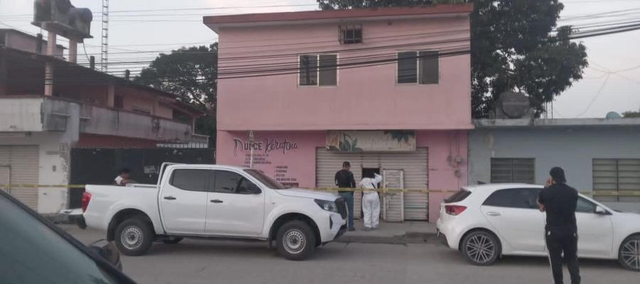 Ejecutan a mujer en su estética en Comalcalco; bebé llora junto al cuerpo de su madre