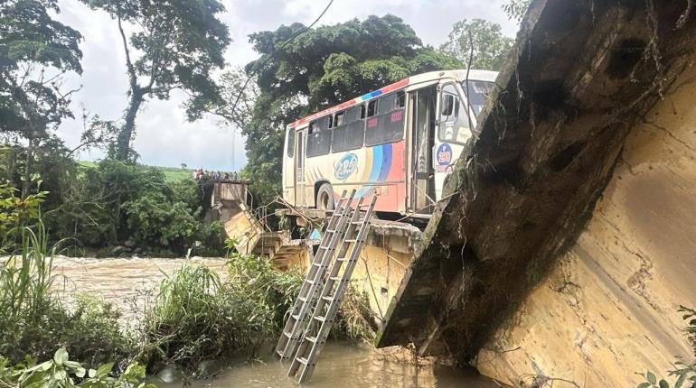 Se desploma puente en Omealca, Veracruz y cae autobús; hay un muerto