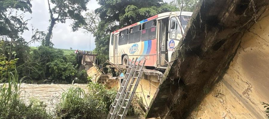 Se desploma puente en Omealca, Veracruz y cae autobús; hay un muerto