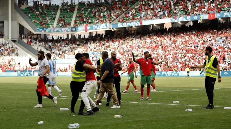 Juegos Olímpicos arrancan con invasión de cancha y gol anulado en el Marruecos vs Argentina