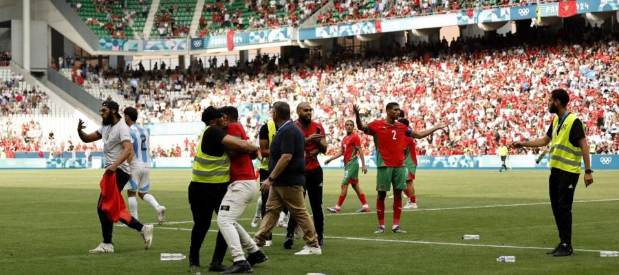 Juegos Olímpicos arrancan con invasión de cancha y gol anulado en el Marruecos vs Argentina