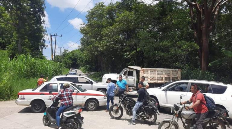 Bloquean transportistas accesos a Pichucalco, Chiapas