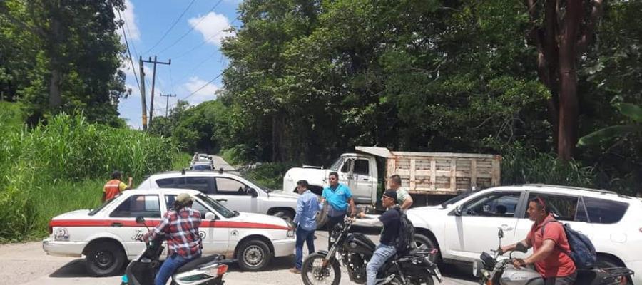 Bloquean transportistas accesos a Pichucalco, Chiapas