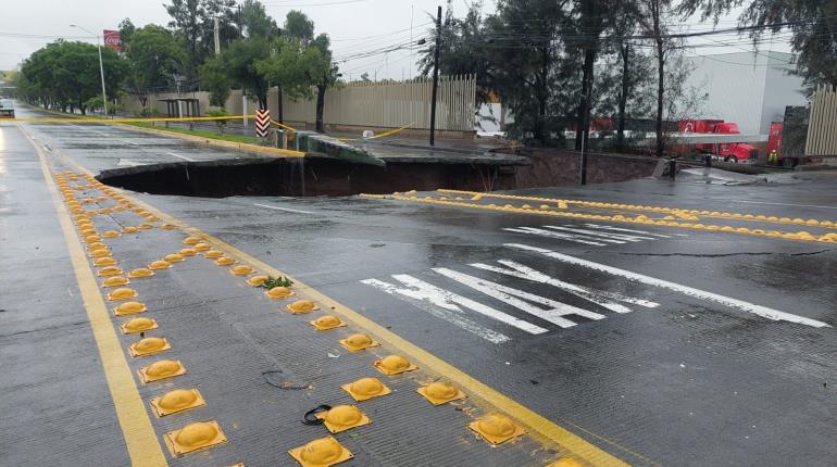 Lluvias provocan gran socavón en avenida principal de Jalisco