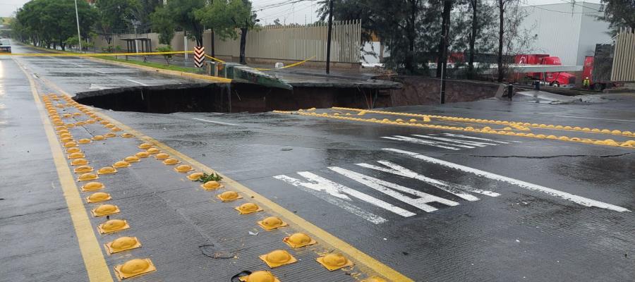 Lluvias provocan gran socavón en avenida principal de Jalisco