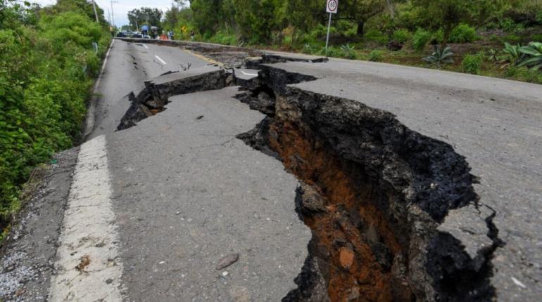 Se forma socavón en carretera Tenango – Tenancingo, en Edomex