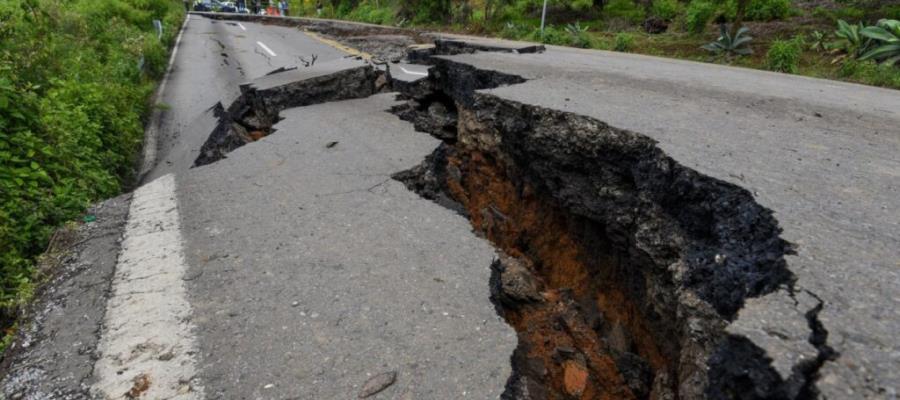 Se forma socavón en carretera Tenango – Tenancingo, en Edomex