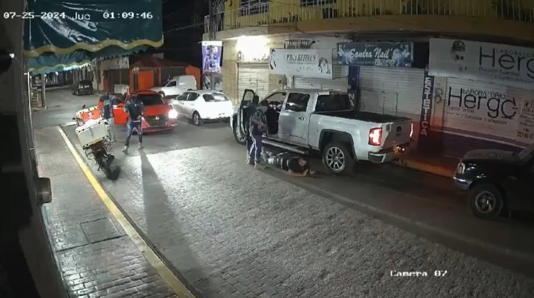 Comando despoja a hombre de camioneta en Comalcalco