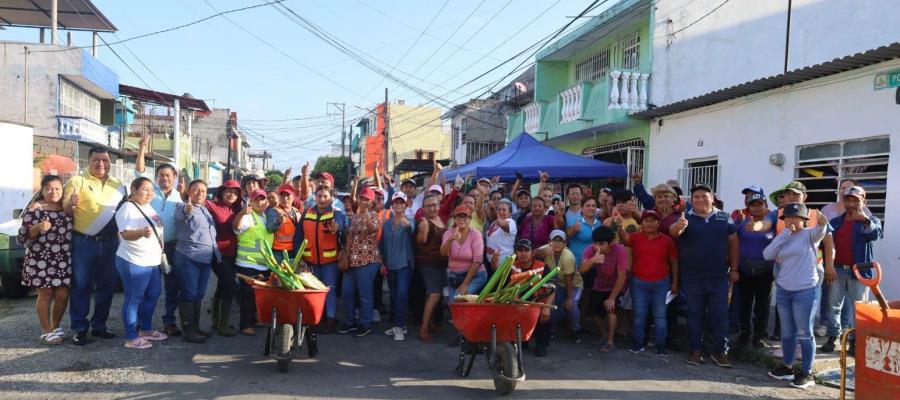 Vecinos de la colonia Gil y Sáenz se adelantan ante pronóstico de lluvias con desazolve y limpieza de calles