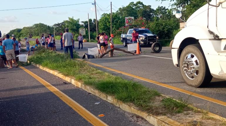 ¡Y volvieron a cerrar! Habitantes de "El Porvenir" bloquearon la Villahermosa-Frontera ante falta de luz