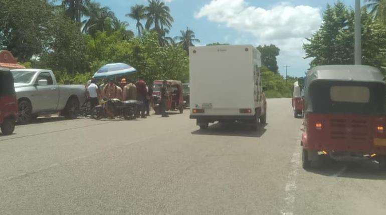 Motociclistas chocan con camioneta en Paraíso y quedan gravemente heridos