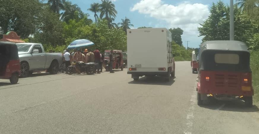 Motociclistas chocan con camioneta en Paraíso y quedan gravemente heridos