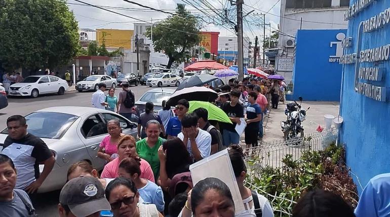 Abarrotan padres módulo de atención para buscar espacios en educación media