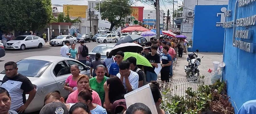 Abarrotan padres módulo de atención para buscar espacios en educación media