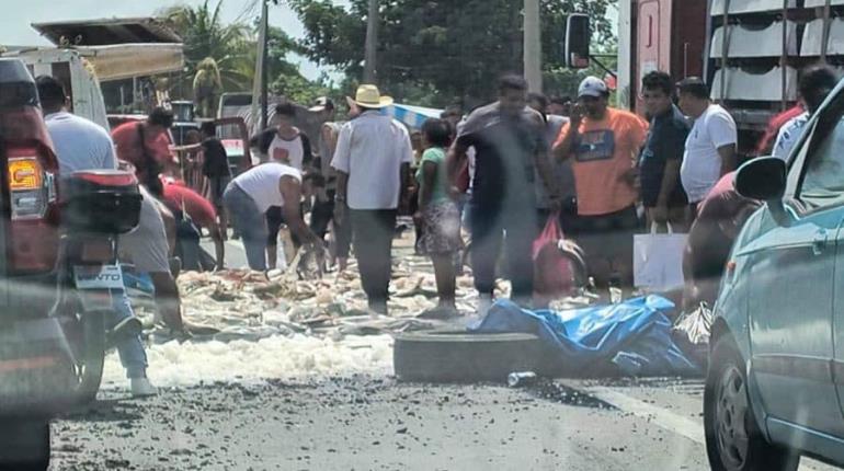 Rapiñan camión volcado con pescado en la Cárdenas – Coatzacoalcos