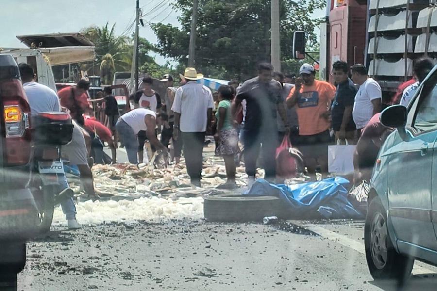 Rapiñan camión volcado con pescado en la Cárdenas – Coatzacoalcos