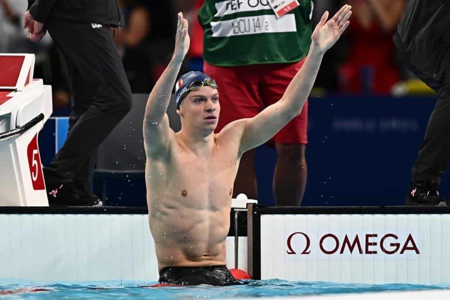 Francés rompe récord de Michael Phelps en 400 metros combinado