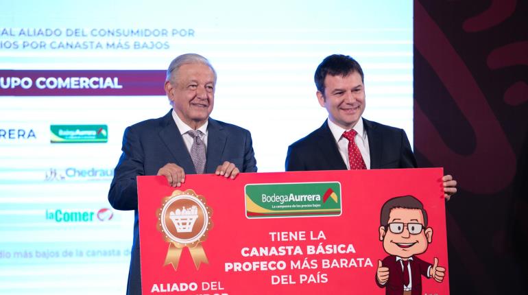 AMLO entrega reconocimientos a comercios y gasolineras por mantener precios bajos