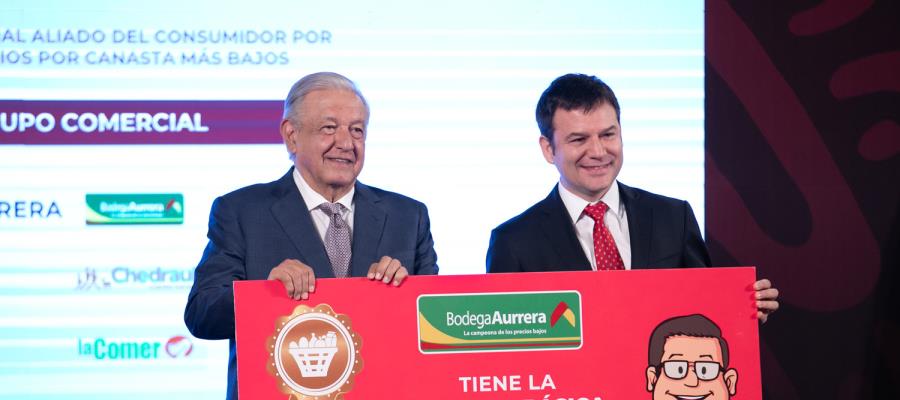 AMLO entrega reconocimientos a comercios y gasolineras por mantener precios bajos