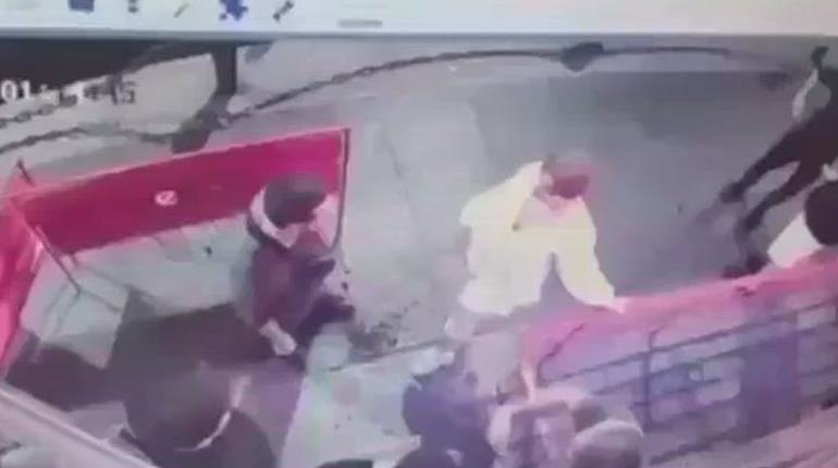 Mujer en Rusia noquea de dos golpes a sujeto que presuntamente la acosaba