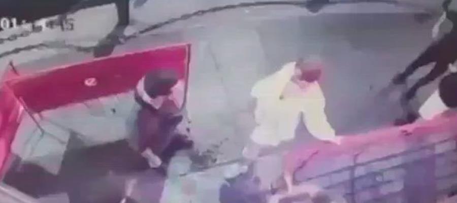 Mujer en Rusia noquea de dos golpes a sujeto que presuntamente la acosaba