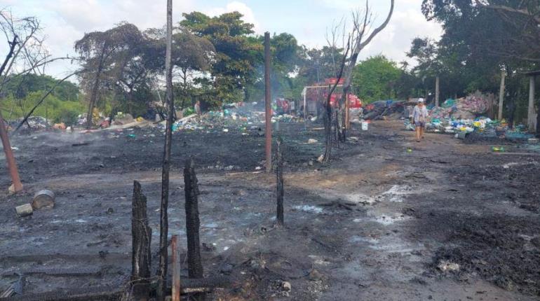 Se incendia predio y 5 toneladas de material de plástico en ranchería de Centro