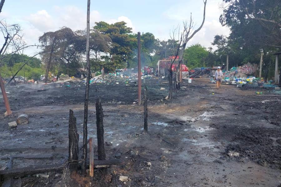 Se incendia predio y 5 toneladas de material de plástico en ranchería de Centro