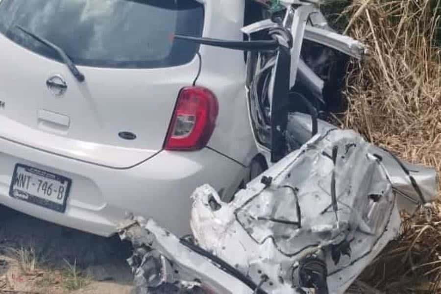 Daños materiales deja aparatoso accidente en vía corta Cunduacán y vehículo quemado en vía Frontera