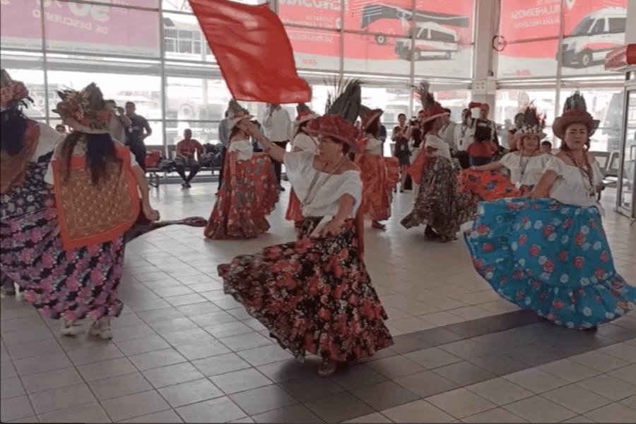 Danzantes del Pochó llenan terminal de ADO con colorida mezcla de flores, máscaras y hojas secas