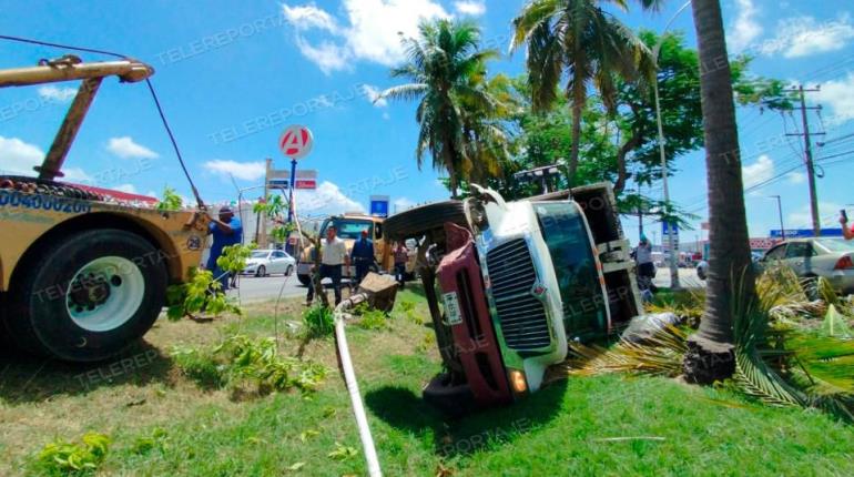 Vuelca camión recolector de Centro en Ruiz Cortines