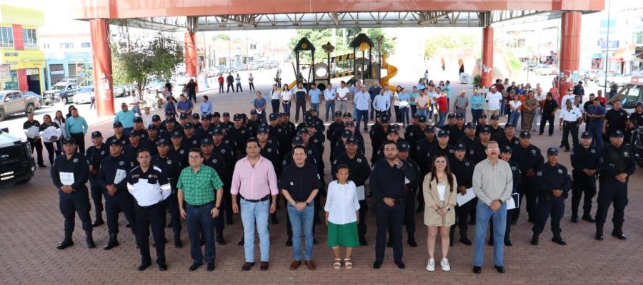 Gobierno de Cunduacán entrega bonos a sus policías