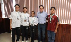 Chelo Cano entrega reconocimientos a jóvenes talentos en Taekwondo, Ajedrez y Natación