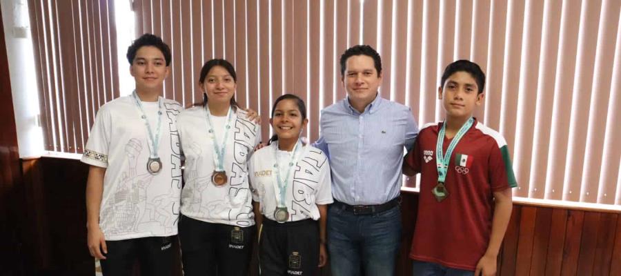 Chelo Cano entrega reconocimientos a jóvenes talentos en Taekwondo, Ajedrez y Natación