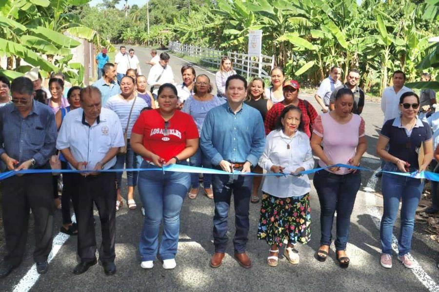 Inauguran camino en Huacapa y Amestoy, Cunduacán