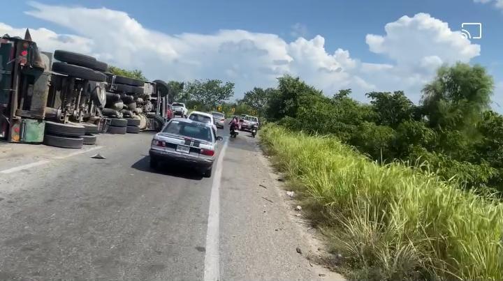 Góndola termina volcada en la Villahermosa–Teapa